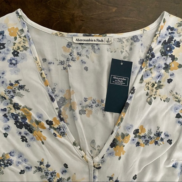 Abercrombie & Fitch Tie-Sleeve Blouse - Picture 3 of 4